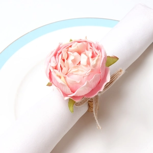 Eleganter Serviettenring mit rosa Seidenrose und Hanfseil für Hochzeitstische