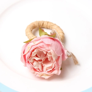 Serviettenring mit rosa Rose und gewebtem Grasring für romantische Tischdekoration