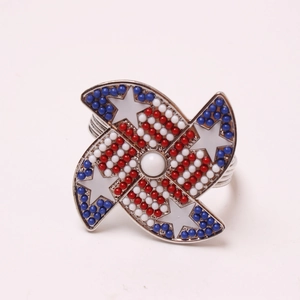 Servilletero con forma de molinillo estrellas y cuentas en rojo blanco y azul