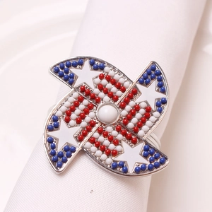 Servilletero patriótico de molinillo con cuentas rojas, blancas y azules con estrellas