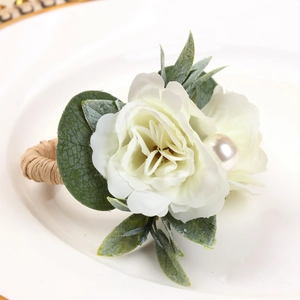 Rond de serviette rustique avec rose en soie, feuilles vertes et perle sur base tressée