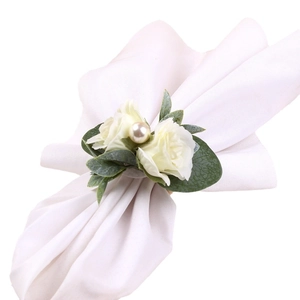 Rond de serviette élégant avec rose blanche feuilles vertes et perle pour mariages