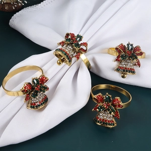 Lot de 4 ronds de serviette cloches de Noël avec strass rouges et verts sur lin blanc