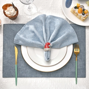 Détail du rond de serviette de Noël avec chapeau en émail rouge et strass blancs