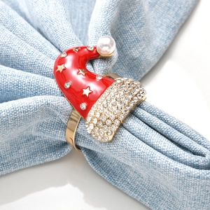 Gros plan d'un rond de serviette bonnet de Noël rouge avec cristaux et perle sur métal