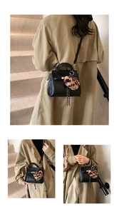 Détails du sac Kelly en cuir grainé noir avec un charm en peluche de cœur léopard