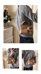 Sac à main en cuir marron avec breloque cœur léopard dans un style automnal élégant