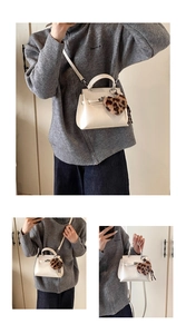 Détails du sac Kelly en cuir crème texturé avec breloque cœur en peluche léopard