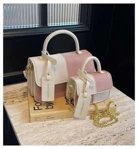 Details des zweiteiligen Taschen-Sets aus gewebtem Leder mit rosa-weißem Kontrast