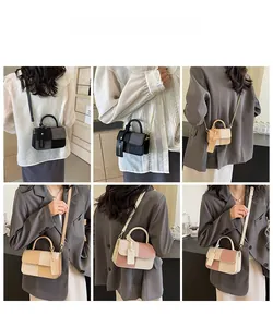 Detailaufnahmen von Modellen mit Farbbblock-Umhängetaschen und modischen Anhängern