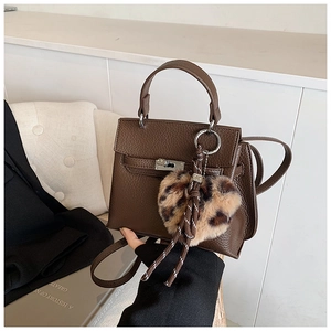 Détails de sac à main en cuir grainé marron foncé avec charm cœur à motif léopard