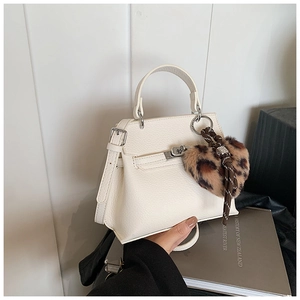 Détails du sac Kelly trapèze blanc en cuir grainé avec breloque cœur léopard