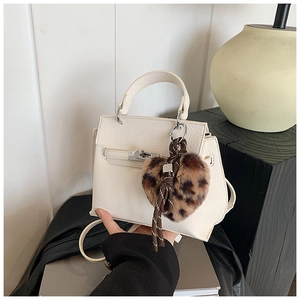 Sac à main en cuir grainé blanc crème avec pendentif cœur en peluche à motif léopard