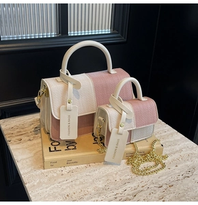 Detail eines zweiteiligen gewebten Mini-Taschensets in Creme und Rosa mit Golddekor