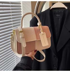 Detail der Farblock-Tasche mit rosa Webstruktur, Ledergriff und Metallschnalle