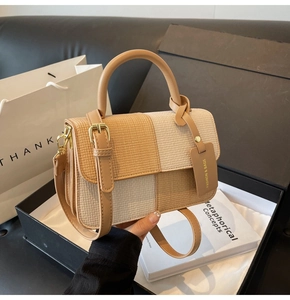 Detail einer schicken cremefarbenen Tasche mit Schachbrettmuster und Leder-Schultergurt