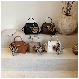 Sacs à main trapèze en cuir texturé en cinq couleurs avec breloque léopard