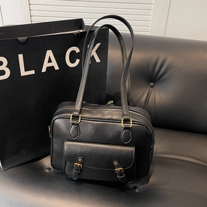 Bolso Boston vintage de cuero negro mate con asas dobles y hebillas de bronce elegante
