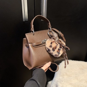 Sac à Main Style Kelly en Cuir PU Minimaliste Vintage Femme 2024 Nouvelle Texture Mode Décontractée Sac à Épaule Avec Pendentif Coeur Léopard