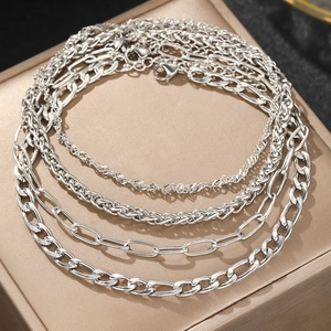 Ensemble de colliers en acier inoxydable argenté avec divers maillons sur boîte cadeau