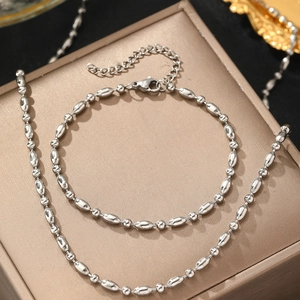 Parure de bijoux en perles argentées avec perles rondes et ovales sur colliers en acier