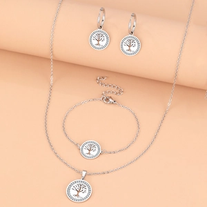 Détail de l'ensemble collier, bracelet et boucles d'oreilles arbre de vie évidé