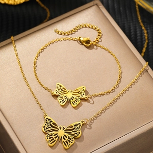 Elegante set di collana e bracciale a farfalla dorata con design in filigrana traforata