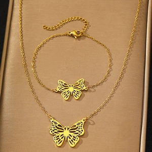 Elegante set di collana e bracciale con farfalla traforata in finitura oro lucido