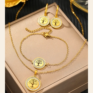Parure arbre de vie dorée avec strass scintillants dans un coffret cadeau champagne