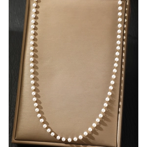 Elegant minimalist gold body chain with white pearl pendant for beach wear