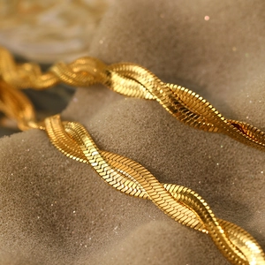 Collier double maille serpent dorée au design minimaliste de maillons torsadés