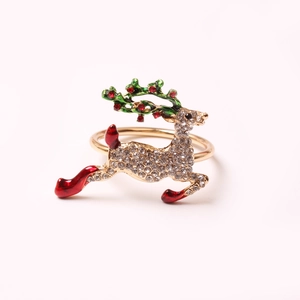 Rond de serviette renne de Noël doré avec strass blancs et détails festifs en émail
