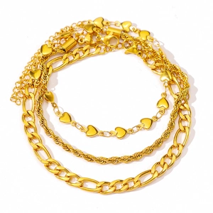 Dreiteiliges goldfarbenes Armband-Set mit Panzer-, Seil- und Figaro-Kette und Herzanhängern