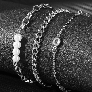Ensemble de trois bracelets chaîne argentés avec perles et zircon sur cuir noir