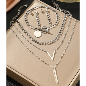 Parure 4 pièces moderne en acier inoxydable avec pendentifs géométriques en V et barre