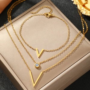 Ensemble de bijoux élégants en acier inoxydable doré avec pendentif V et zircons