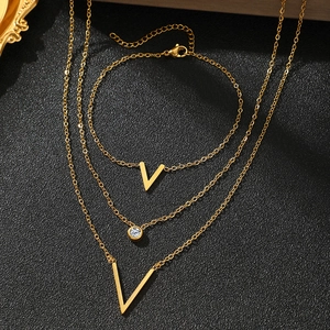 Ensemble élégant collier et bracelet en V plaqué or avec accents de zircone cubique