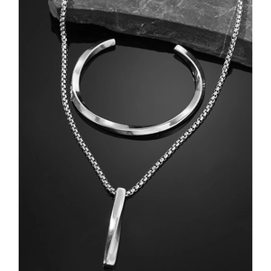 Details von silbernem minimalistischem Anhänger und gedrehtem Armreif im Industrie-Stil