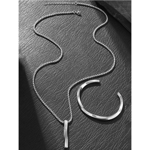 Minimalistisches Schmuckset aus Edelstahl mit gedrehtem Anhänger und offenem Armreif