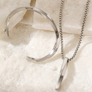 Poliertes silbernes Spiral-Schmuckset mit gedrehter Halskette und offenem Manschettenarmband