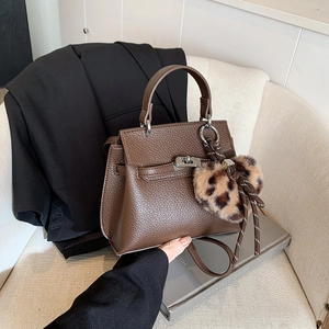 Sac Kelly vintage en cuir grainé marron foncé avec breloque léopard et fermoir argenté
