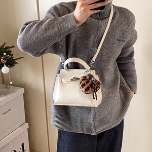 Sac à main vintage Kelly crème en cuir avec pompon léopard et bandoulière amovible