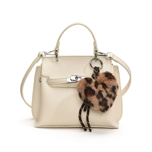 Sac à main beige style Kelly avec charm cœur léopard et bandoulière pour femme