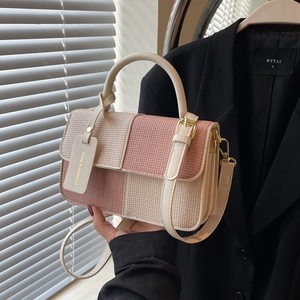 Schicke Handtasche in Pink und Beige mit Webstruktur und goldenen Beschlägen