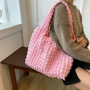 Sac nuage rose élégant avec texture plissée à bulles et bandoulière pour le quotidien