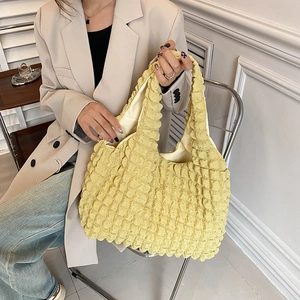 Sac fourre-tout plissé jaune pâle pour femme avec un design d'épaule de style hobo