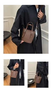 Vues détaillées d'un sac seau en cuir marron à motif litchi avec boucles décoratives