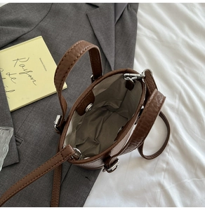 Vue intérieure du sac seau en cuir grainé marron avec fermoir magnétique argenté