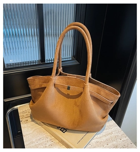 Détails du sac cabas en daim marron avec boucle fine et longues anses de portage