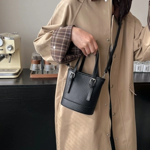 Petit sac seau en cuir grainé noir avec bandoulière réglable pour style citadin